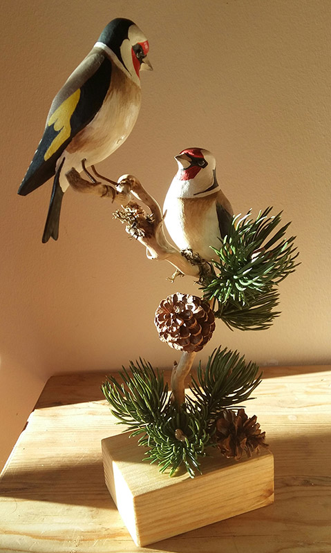 geschnitzte Vögel